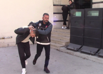 'Dur' ihtarına uymayıp, polis aracına ateş açtılar