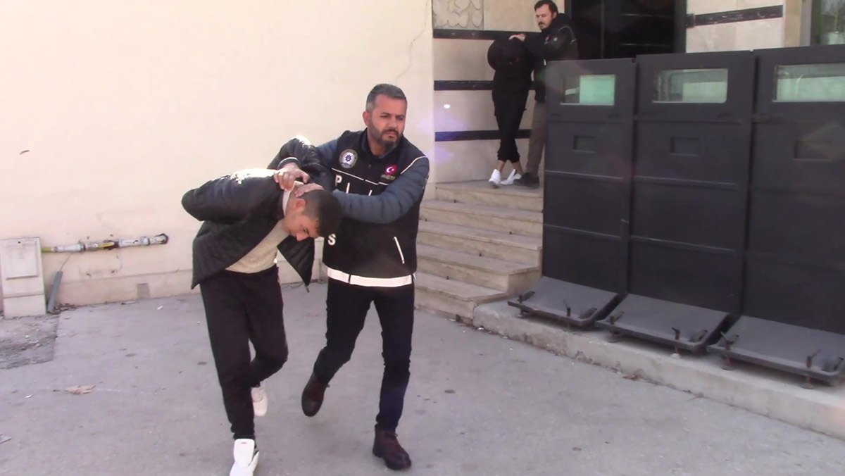 'Dur' ihtarına uymayıp, polis aracına ateş açtılar