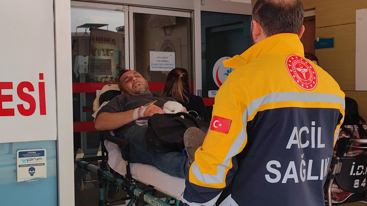 Elini bıçkı makinesine kaptırdı; 3 parmağı koptu