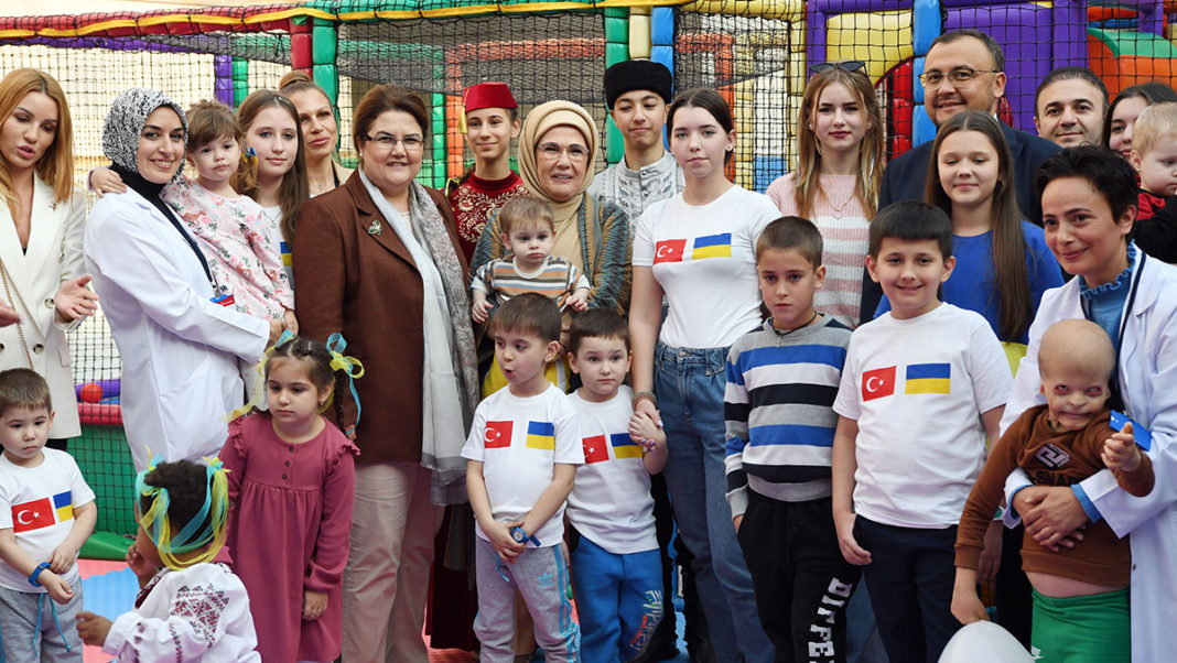 Emine Erdoğan, Ukraynalı yetim çocuklarla buluştu