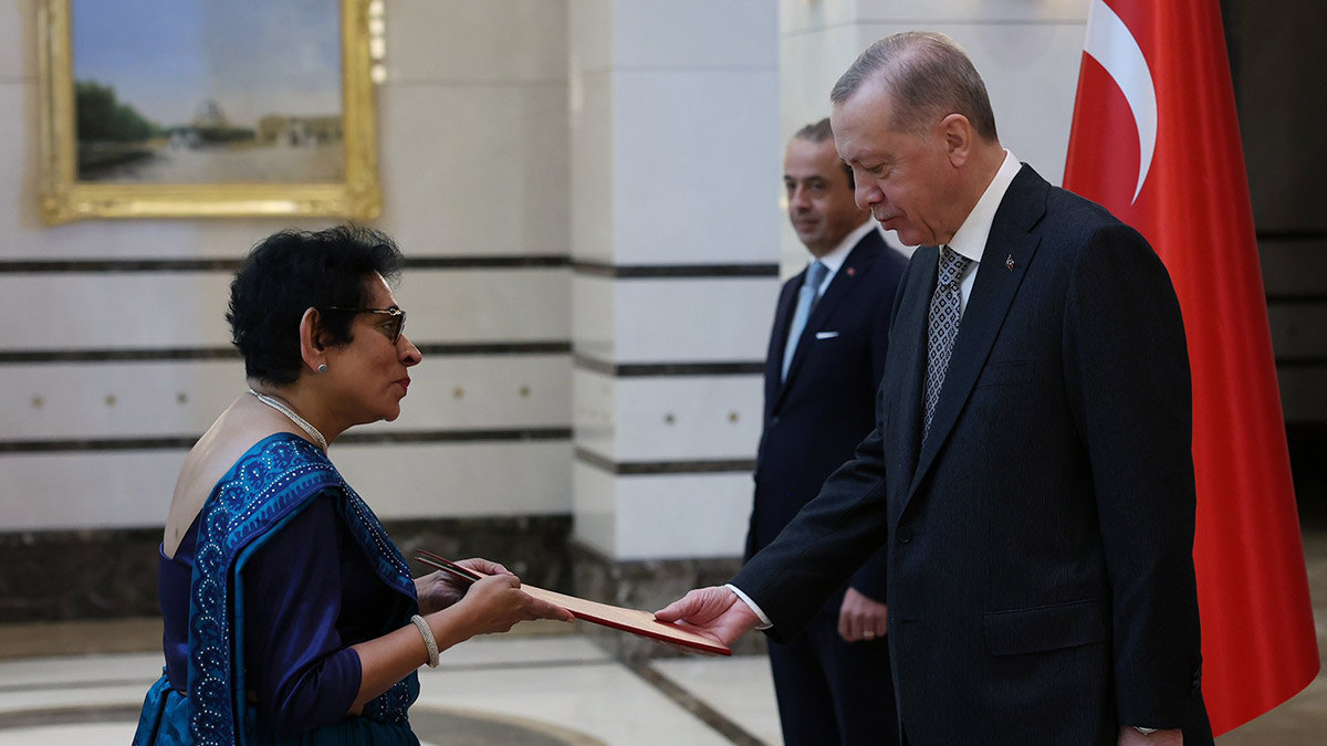 Erdoğan, güven mektuplarını kabul etti