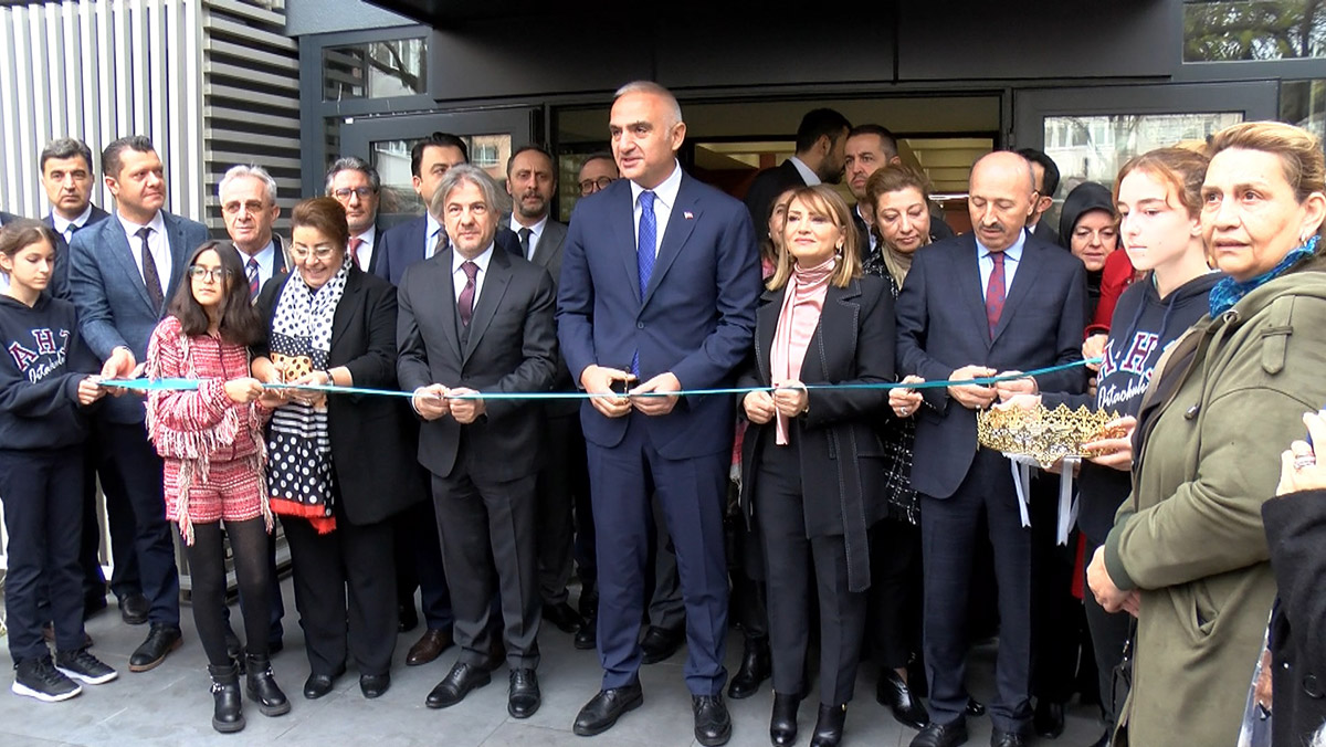 Ersoy, Bakırköy İlçe Halk Kütüphanesi'ni açtı 