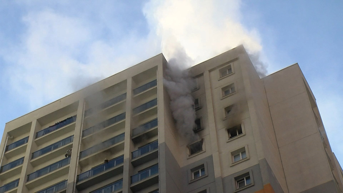 Esenyurt'ta 25 katlı binada yangın