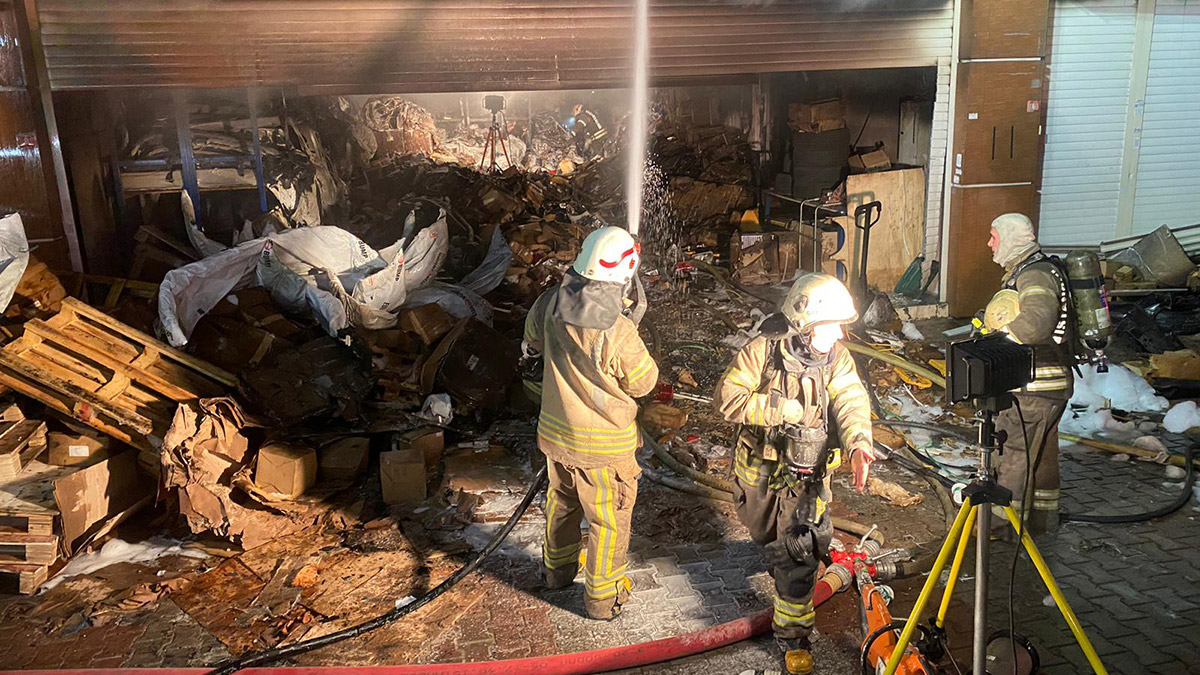 Esenyurt'ta oto yedek parça deposunda yangın 