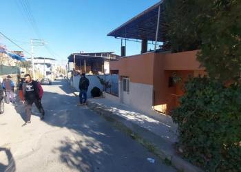 Eşini boğazından bıçaklayarak öldürüp kaçtı