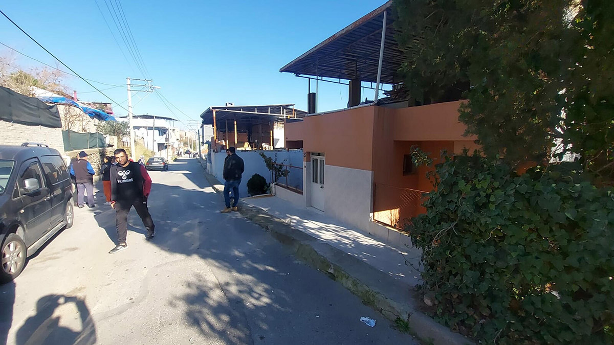 Eşini boğazından bıçaklayarak öldürüp kaçtı