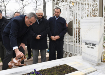 Eski Bakan Tevfik İleri, mezarı başında anıldı