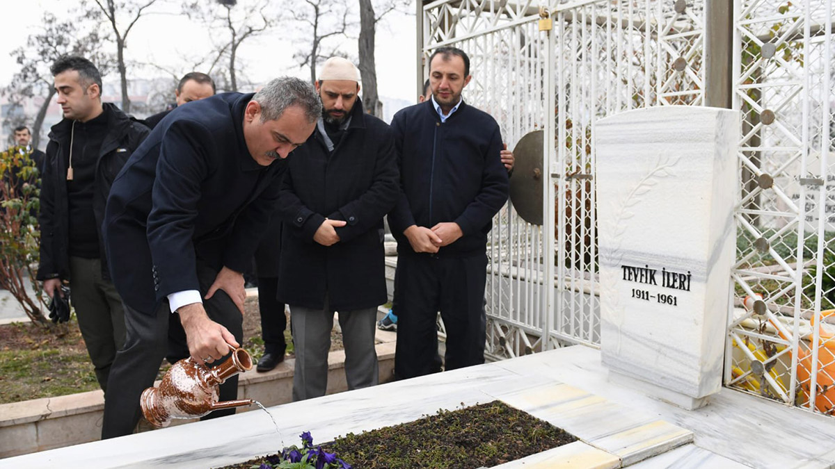 Eski Bakan Tevfik İleri, mezarı başında anıldı