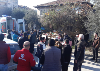 Eski eşi ile kocasını tabancayla ağır yaraladı