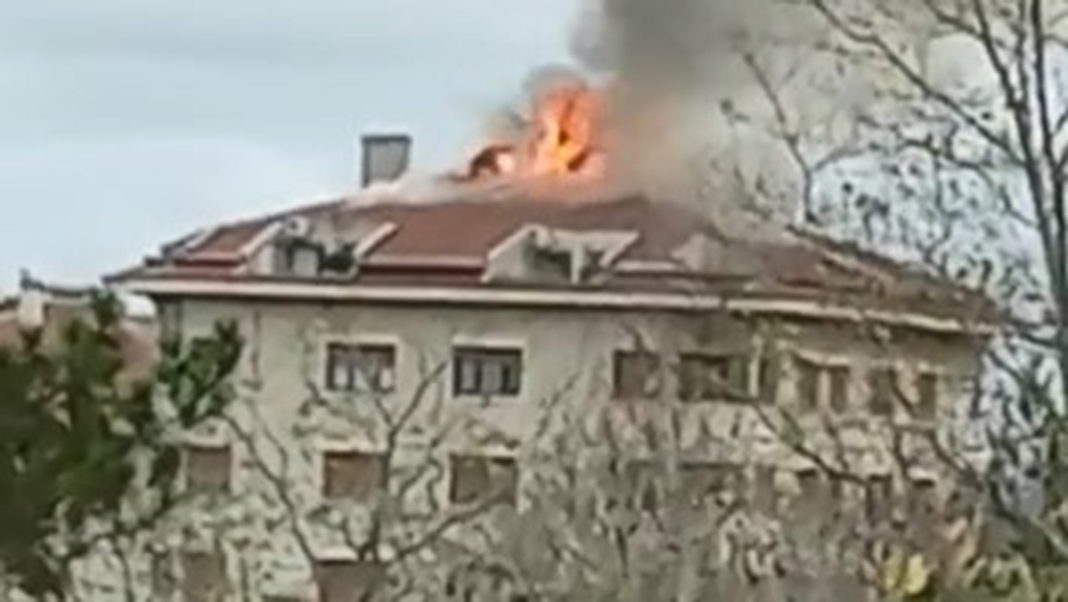 Etiler'de 7 katlı apartmanın çatısında yangın çıktı