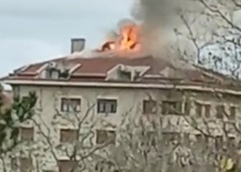 Etiler'de 7 katlı apartmanın çatısında yangın çıktı
