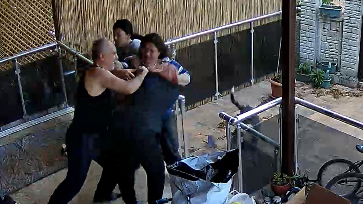 Ev sahibinin kiracı kadına saldırısı kamerada