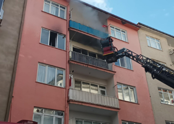 Evde çıkan yangında 7 kişi dumandan etkilendi