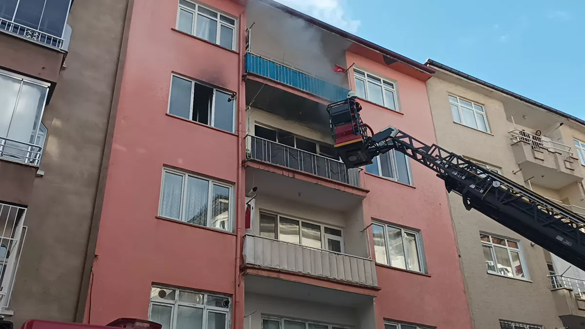 Evde çıkan yangında 7 kişi dumandan etkilendi