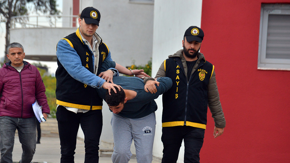 Eve kilitlediği oğlu tarafından bıçaklanarak öldürüldü