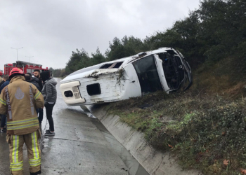 Eyüpsultan'da minibüs devrildi: 10 yaralı