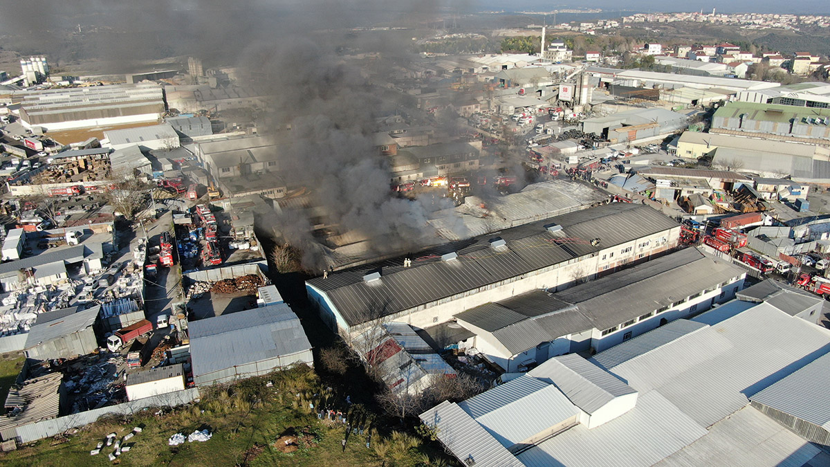 Eyüpsultan'daki fabrika yangınında bir işçi kayıp 