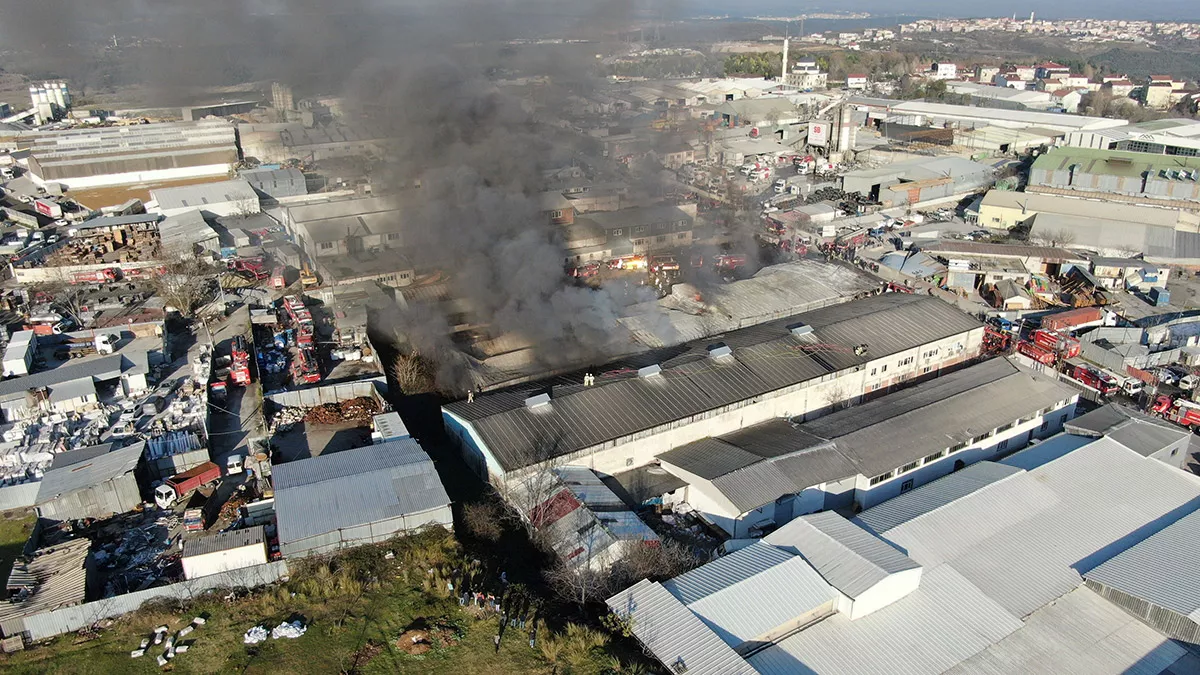 Eyüpsultan'daki fabrika yangınında bir işçi kayıp 