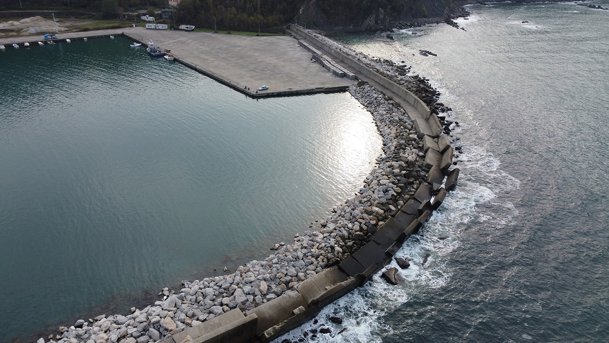 Fırtınada yıkılan mendirek onarılıyor