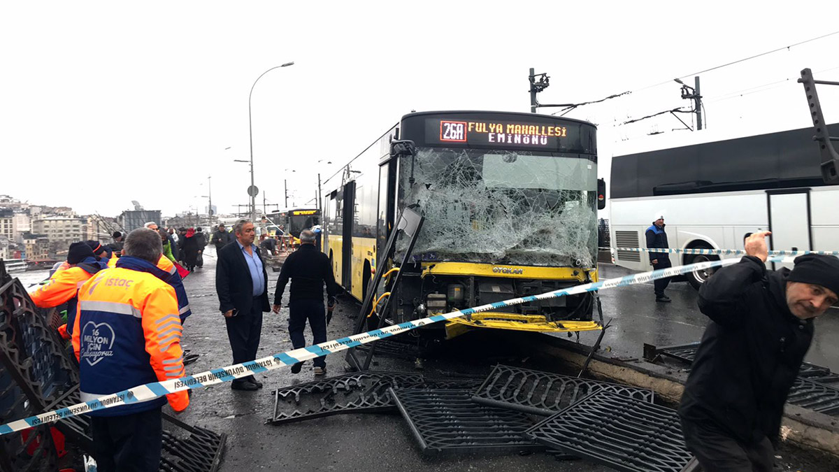 Galata Köprüsü üzerinde İETT otobüsü kaza yaptı