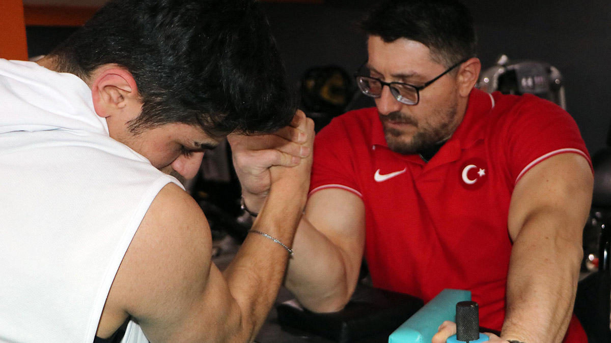 Gökhan Seven bilek güreşinde dünya şampiyonu