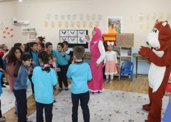 Gönüllü öğretmen ve öğrenciler, köy köy geziyor