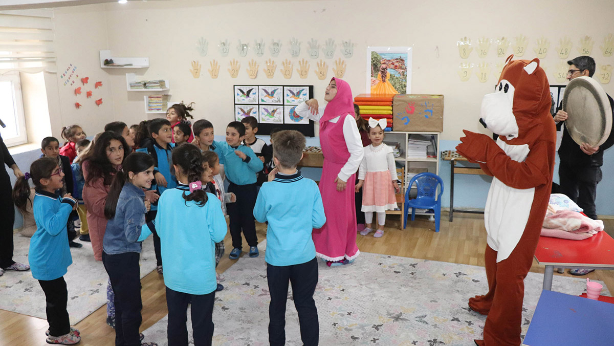 Gönüllü öğretmen ve öğrenciler, köy köy geziyor