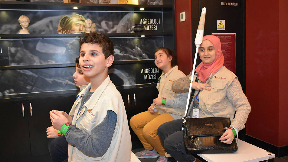 Görme engelli öğrenciler akıllı bastonlarına kavuştu