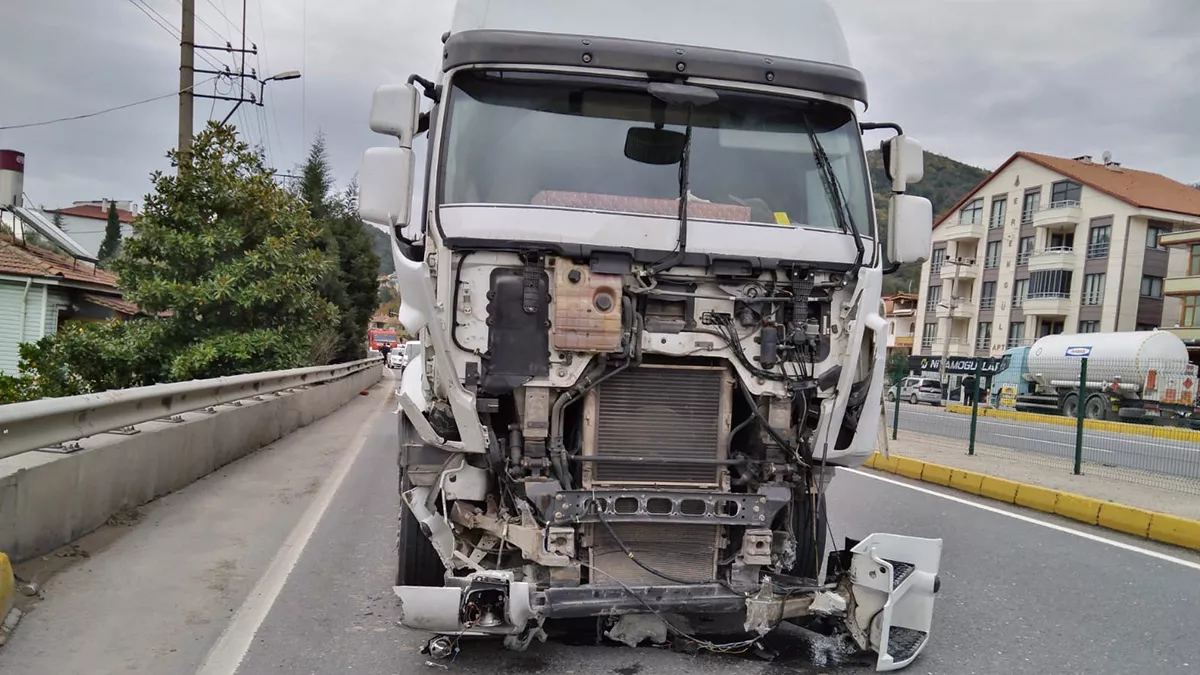 Hafif ticari araca tanker carpti 2 olu 1 yaraliw - yaşam - haberton