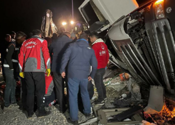 Hakkari'de kömür yüklü TIR devrildi: 3 yaralı