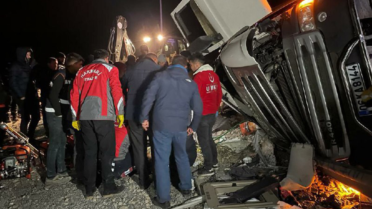 Hakkari'de kömür yüklü TIR devrildi: 3 yaralı