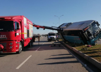 Halk otobüsü aydınlatma direğine çarptı: 12 yaralı