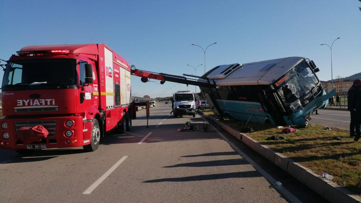 Halk otobüsü aydınlatma direğine çarptı: 12 yaralı