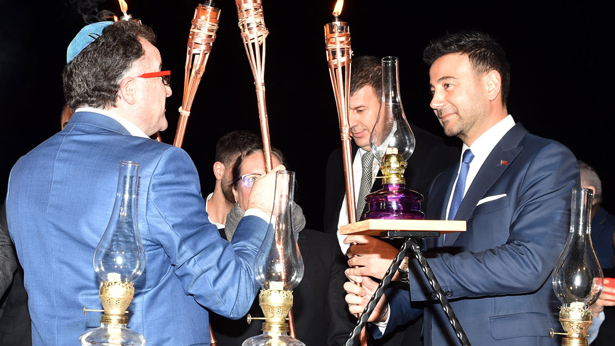 Hanuka'nın 8'inci gününü Bebek Parkı’nda kutladı