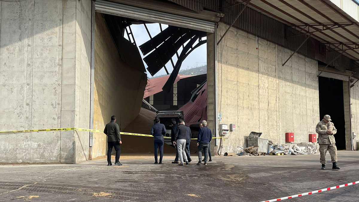 Hatay'da antrepo çatısı çöktü: 2 yaralı