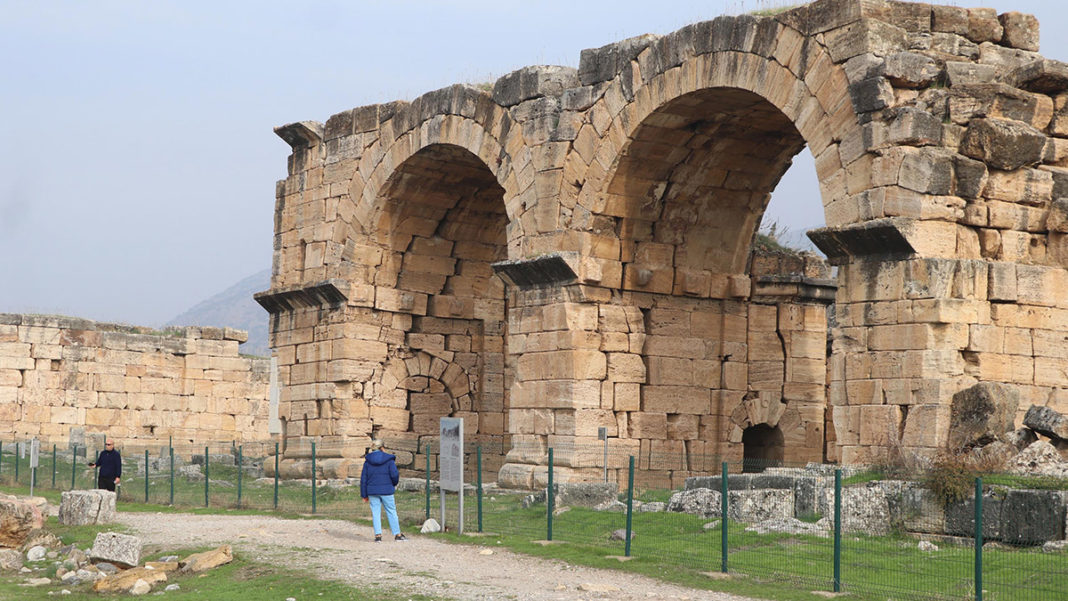 Hierapolis Antik Kenti'nde yıkılma tehlikesi