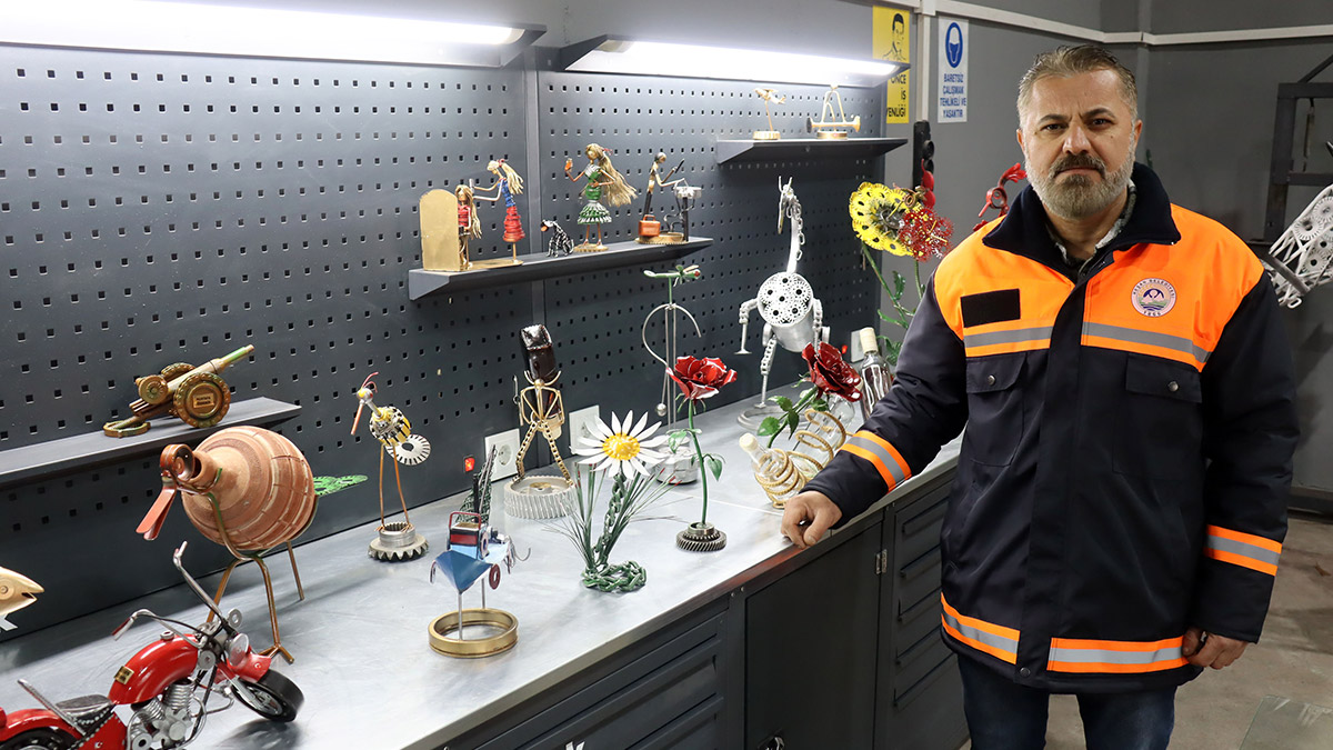 Hurda malzemeleri minyatür eserlere dönüştürüyor