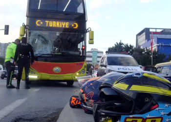 İETT otobüsü motosiklete çarptı: 2 yaralı