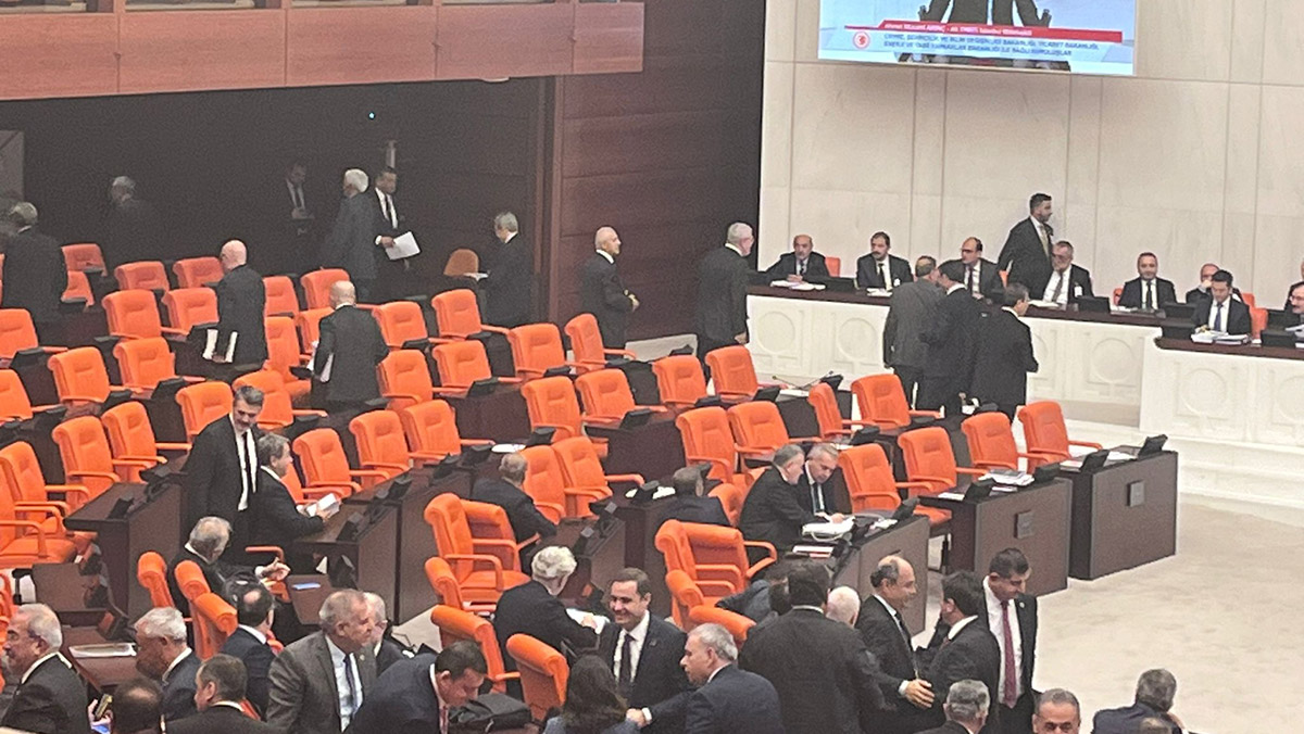 İYİ Parti'li vekiller Genel Kurul'u terk etti