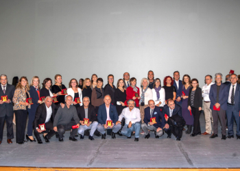 İZDO'dan 150 diş hekimine plaket