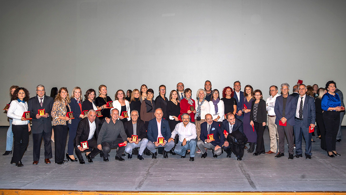 İZDO'dan 150 diş hekimine plaket