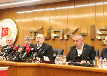 TIR patlayan lastiği tamir edenlere çarptı: 2 ölü