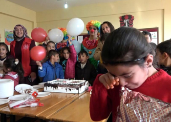 İlk kez doğum gününü kutlayan Nisanur ağlattı