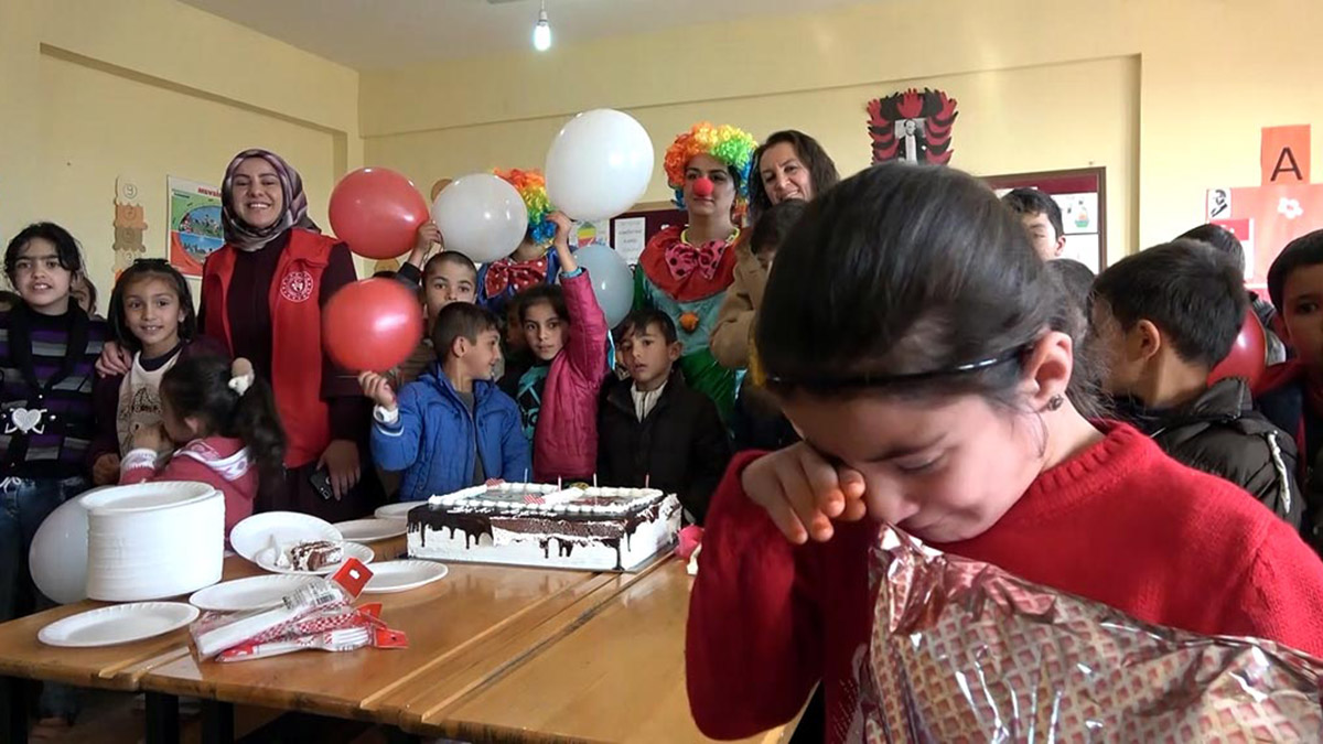 İlk kez doğum gününü kutlayan Nisanur ağlattı