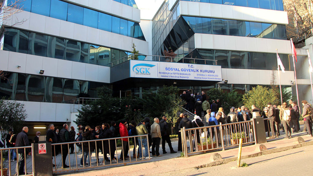 İstanbul'da SGK müdürlükleri önünde EYT yoğunluğu