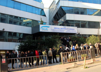 İstanbul'da SGK müdürlükleri önünde EYT yoğunluğu