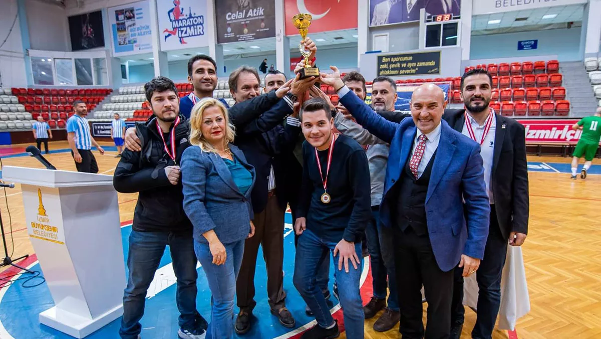 İzmir basın ligi'nin şampiyonu tsyd i̇zmir