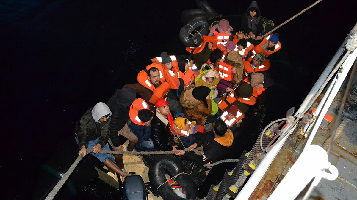 İzmir'de 84 kaçak göçmen kurtarıldı