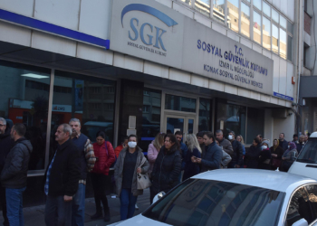 İzmir'de SGK önünde EYT yoğunluğu