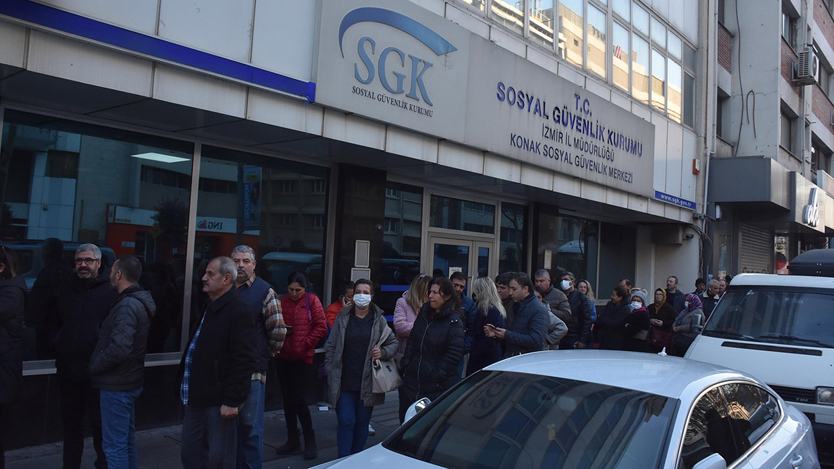 İzmir'de SGK önünde EYT yoğunluğu